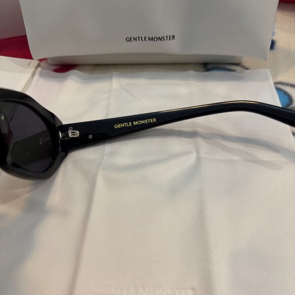 Gentle Monster Glossy Black Sunglasses – Cool Girl Essential main image 11